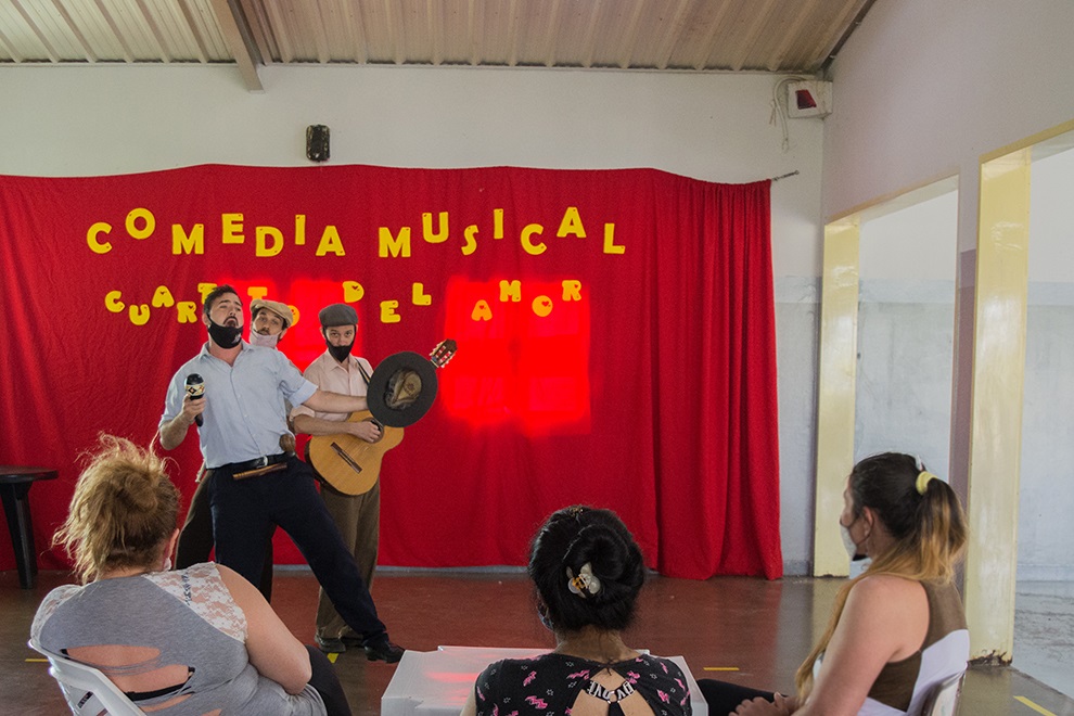 Lee más sobre el artículo El derecho al verano se sintió con música y humor en Bouwer