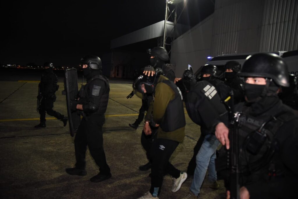 Lee más sobre el artículo El Servicio Penitenciario trasladó a dos presos de alta peligrosidad a una cárcel federal