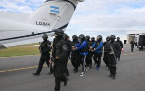 Lee más sobre el artículo El Servicio Penitenciario trasladó dos internos de alta peligrosidad a cárceles de máxima seguridad Federal